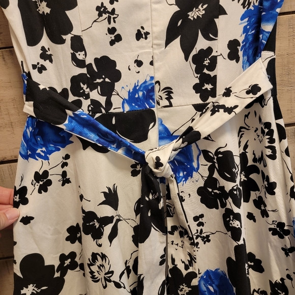 Beautiful fitted with flare skirt dress - Picture 5 of 7